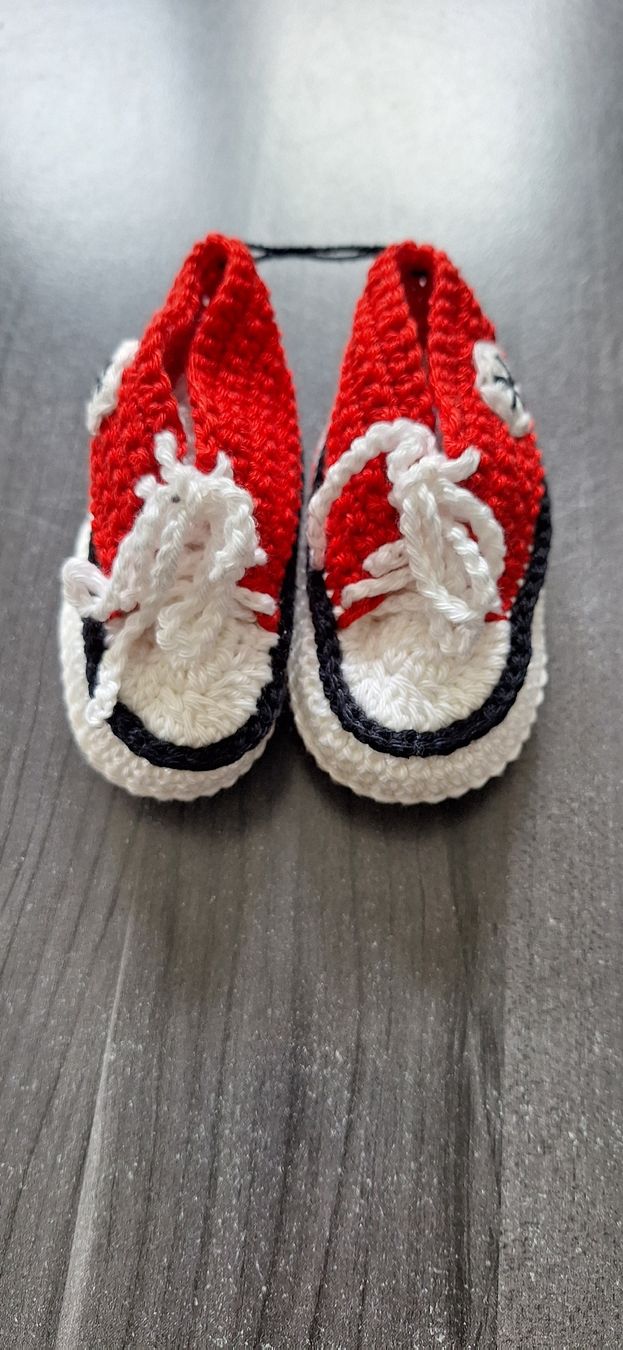 Scarpe per ragazzi: gehäckelte Babyschühchen Conversestyle – Nuovo e nell'imballaggio originale da Lupfig venduto da Nanda89 1