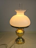 Elegante Tischlampe im Petroleumlampen-Stil – Messing & Opal