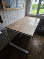 Robuster neuwertiger Schreibtisch mit Metallgestell