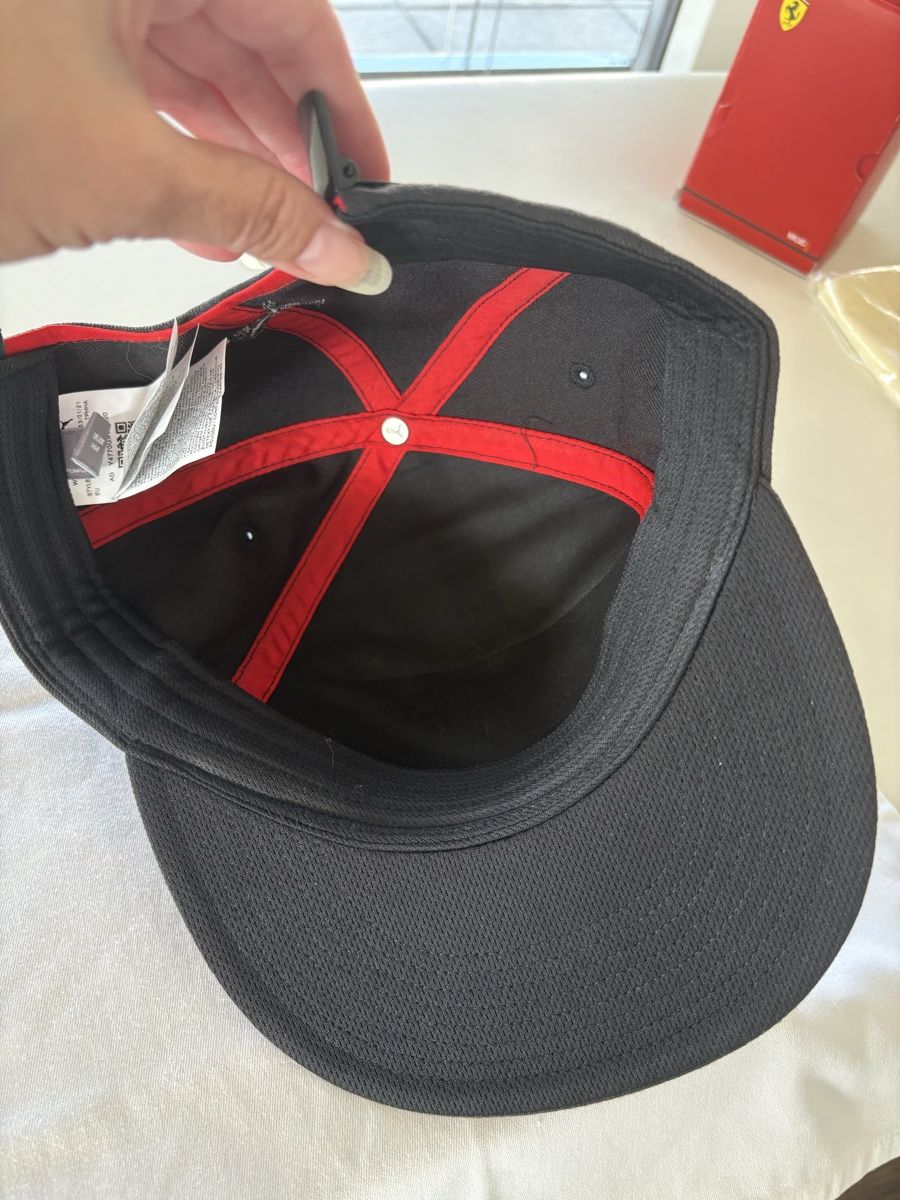 Copricapi, berretti & cappellini: Authentic new Ferrari baseball cap in deep black – Nuovo e nell'imballaggio originale da Lausanne venduto da oyu_hgg5 1