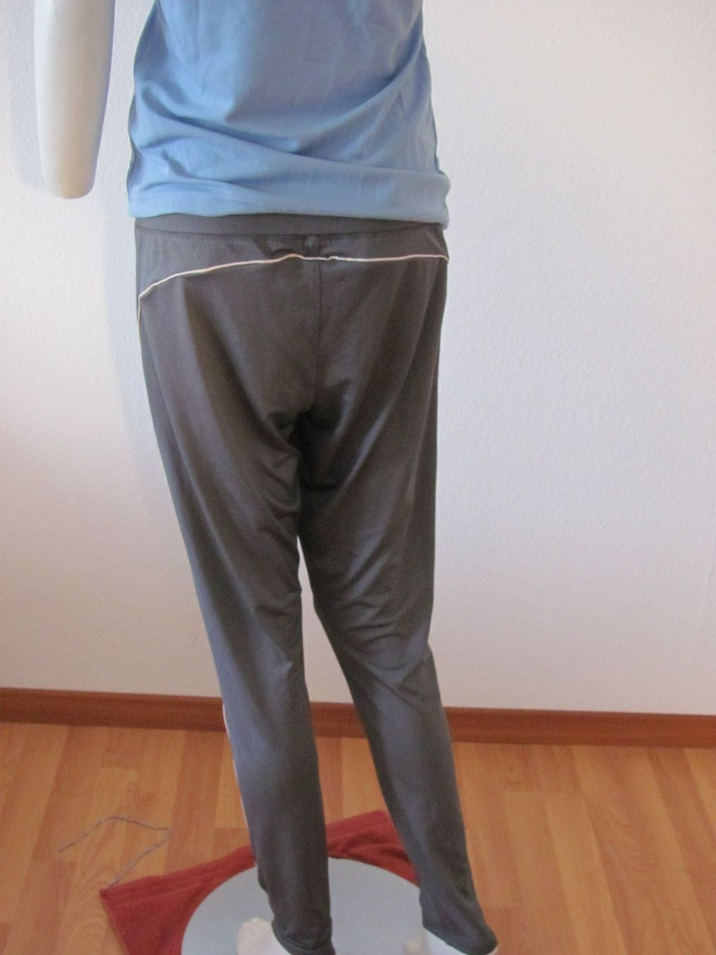 Pantaloni: Neue Jogginghose, Gr. L, Grau! – Nuovo e nell'imballaggio originale da Gümligen venduto da Fantapanda 1