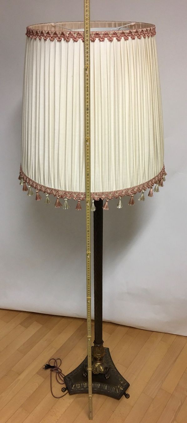 Lampade: Elegante Stehlampe mit Plissee-Schirm – Usato da Olten venduto da ELHANDEL 5