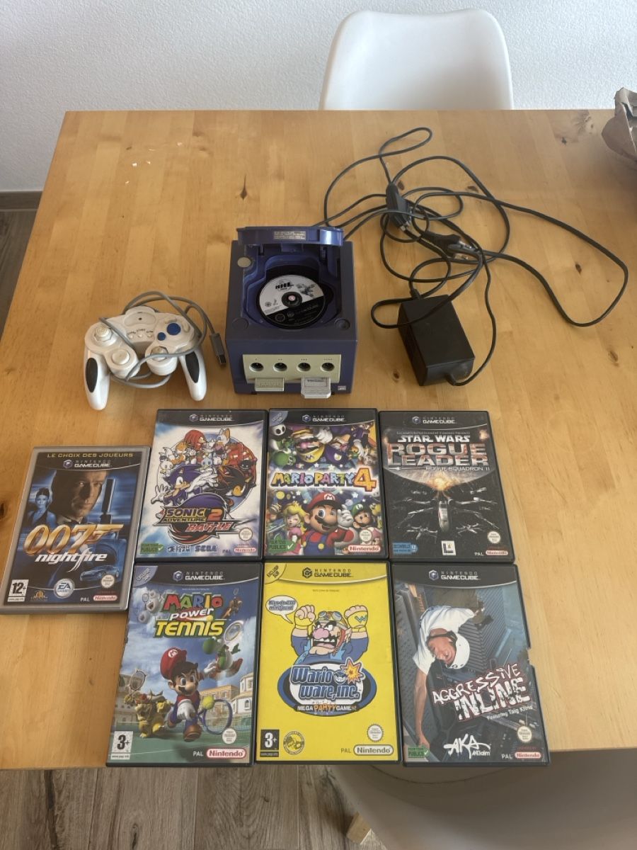 Nintendo Konsolen: Console Nintendo GameCube et 8 jeux – Gebraucht aus Flanthey von juju0794