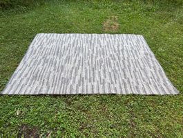 schöner grosser Teppich aus Wolle