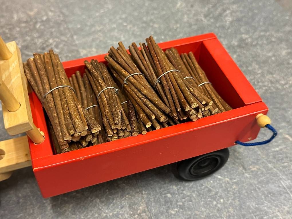 Spielzeuge: Holztraktor mit Anhänger – Gebraucht aus Bachenbülach von photomoments 1