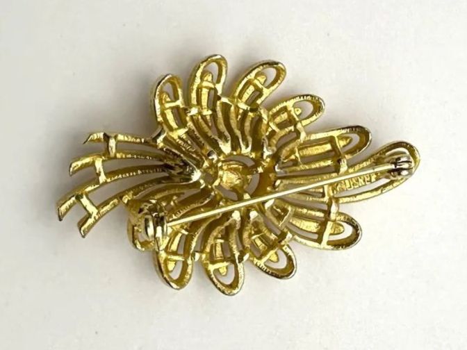 Spille & Fermagli: LISNER signierte goldfarbene Blumenbrosche – Usato da Beckenried venduto da SylvkensWorld 3
