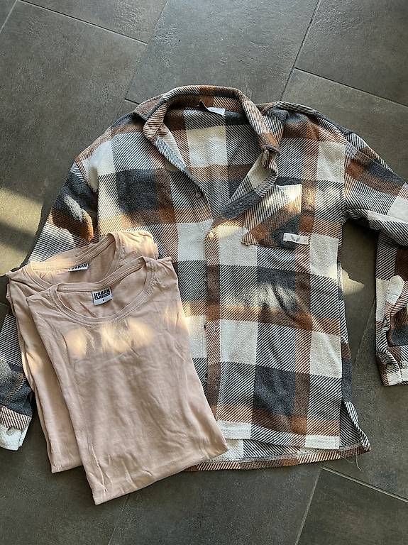 Lotti di vestiti: T-SHIRT UND HOLZFÄLLERHEMD SET – Usato da Urdorf venduto da Marybyii 1