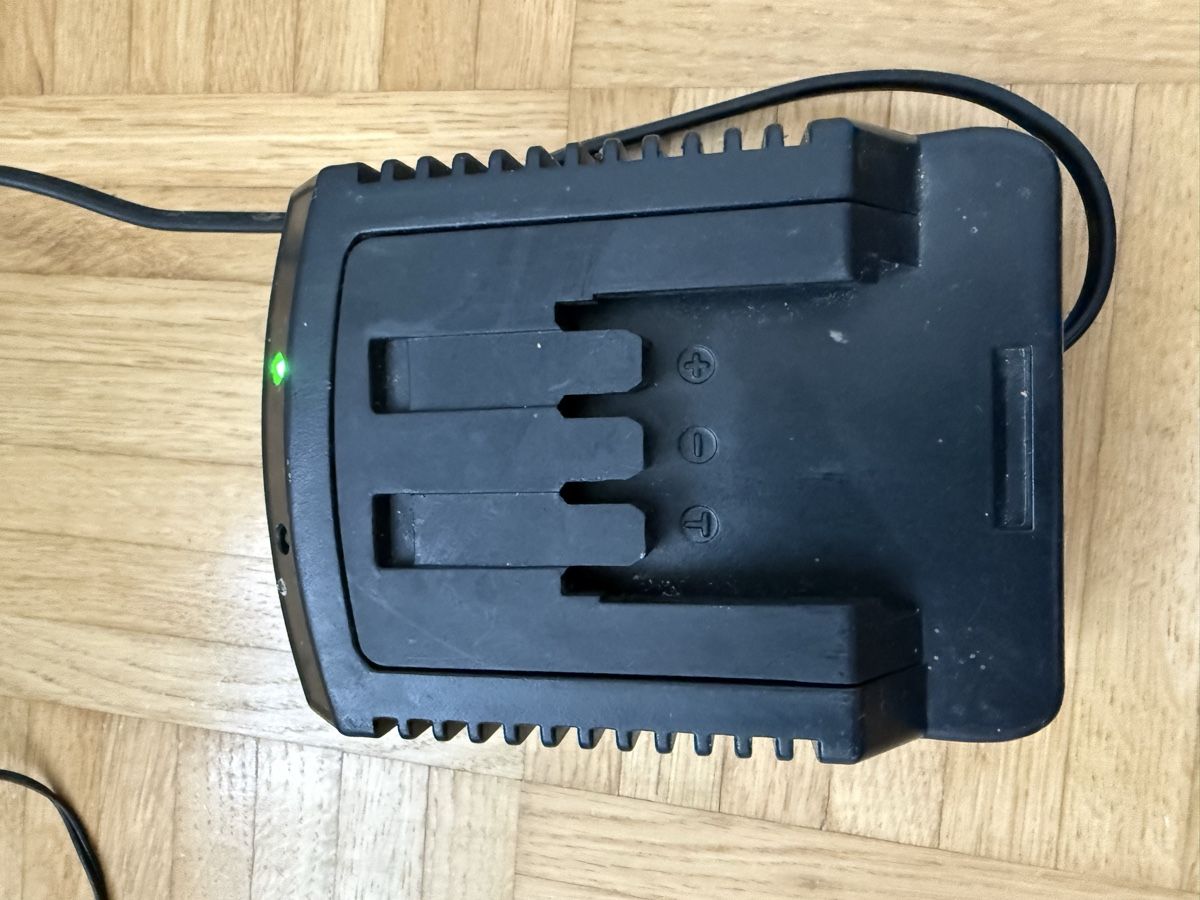 Caricabatterie: Wolf Garten AC/DC CA 700 Charger Ladegerät – Usato da St. Gallen venduto da besi97 1