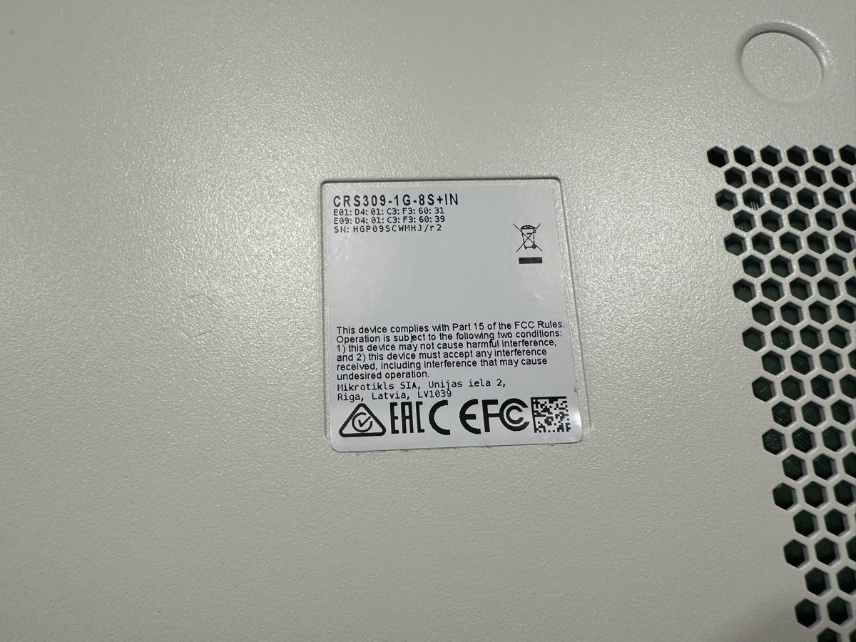 Hub & Switch: CRS309-1G-8S+IN – Nuovo (secondo la descrizione) da Estavayer-le-Lac venduto da cricri_ 3