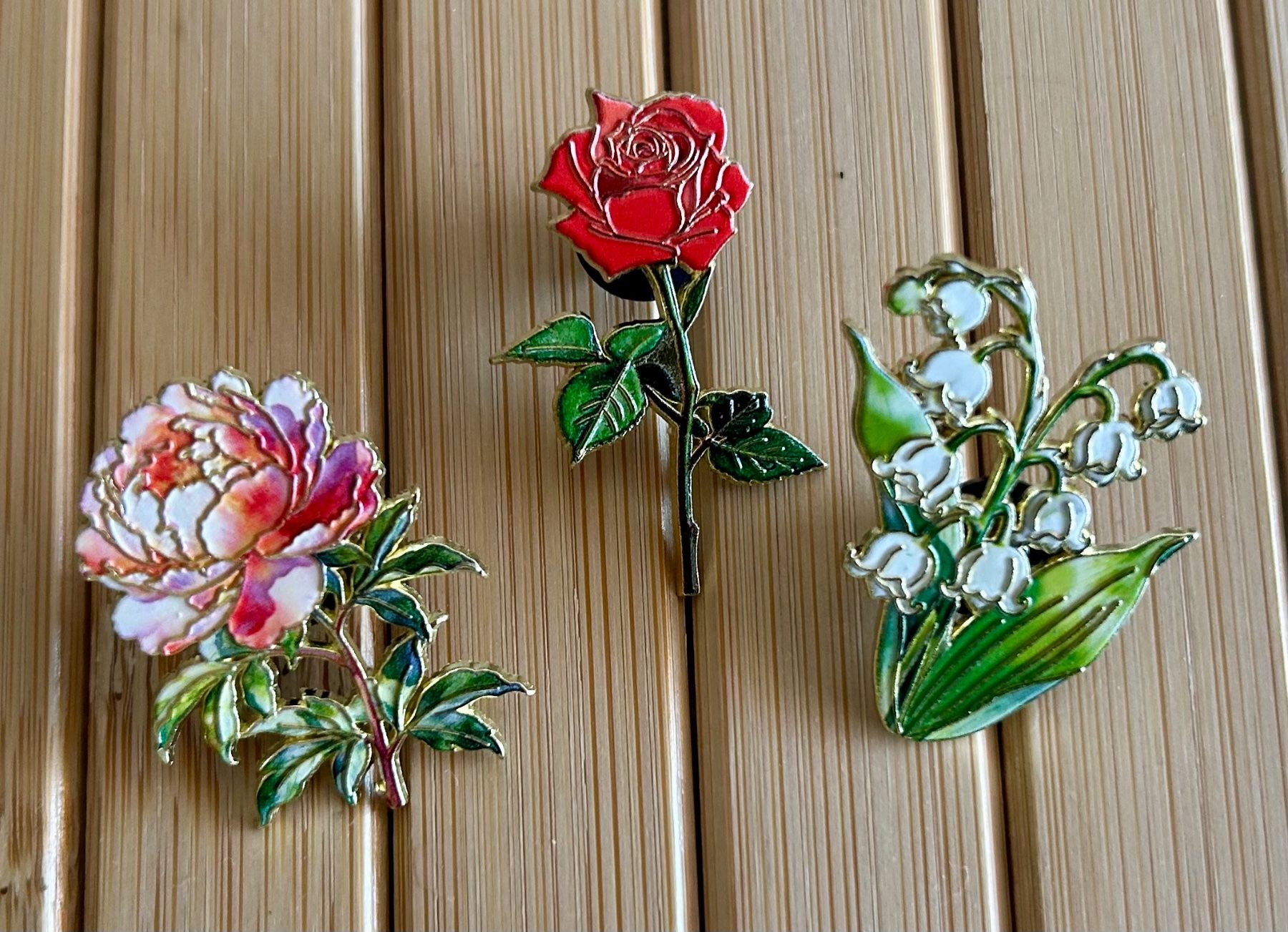 Plaketten & Abzeichen: 3x Pin Blumen – Neu und originalverpackt aus Geneve von vane267