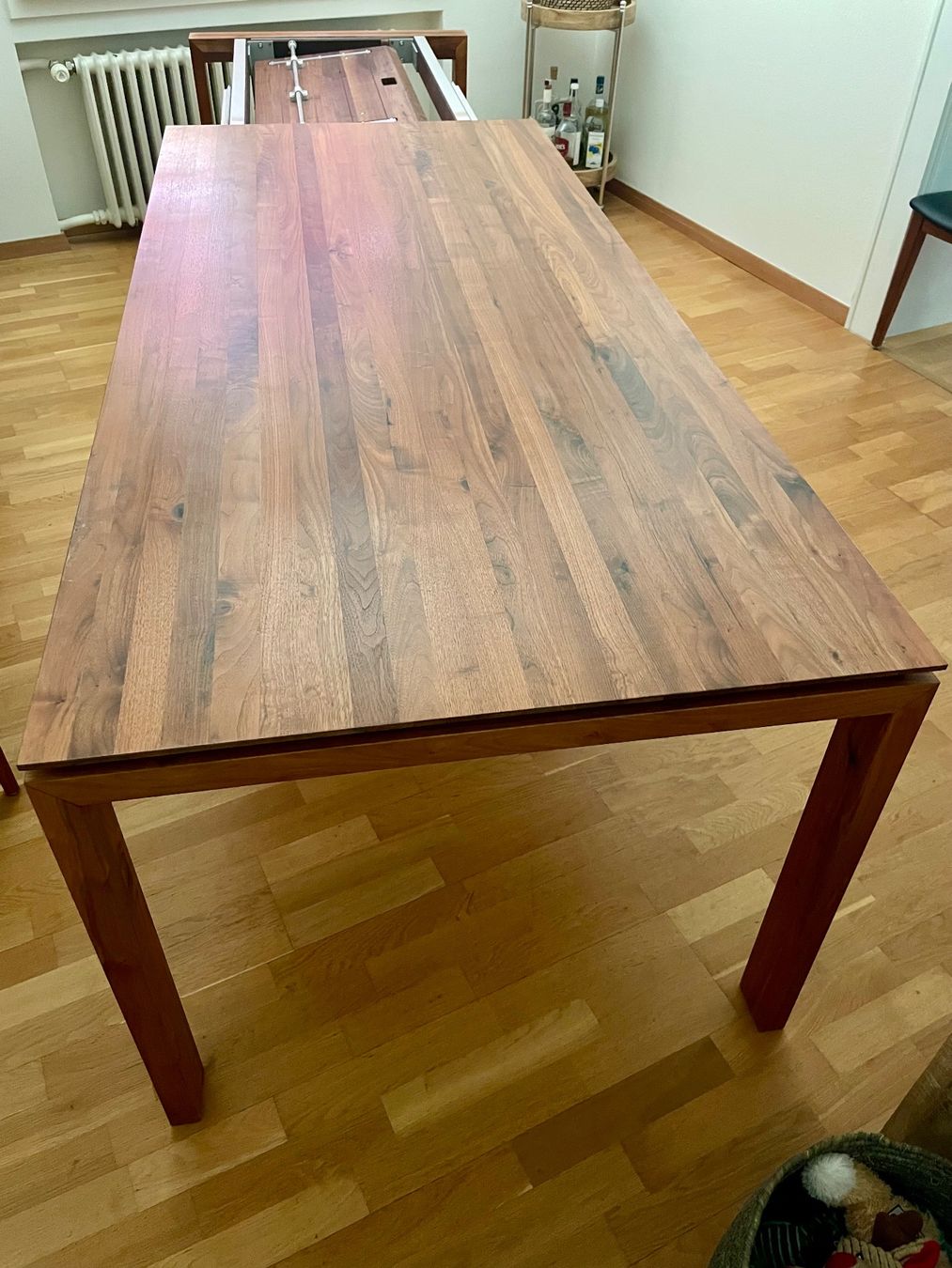 Pfister Tavoli: Tisch Nussbaum massiv  mit 8 Stühlen – Usato da Uitikon Waldegg venduto da Schnugg3 4