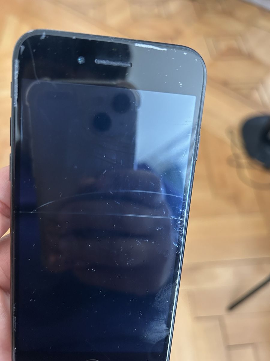 Apple Handys / Smartphones: iPhone SE 2. Generation 64GB schwarz defekt – Defekt aus Luzern von bettygreen 4