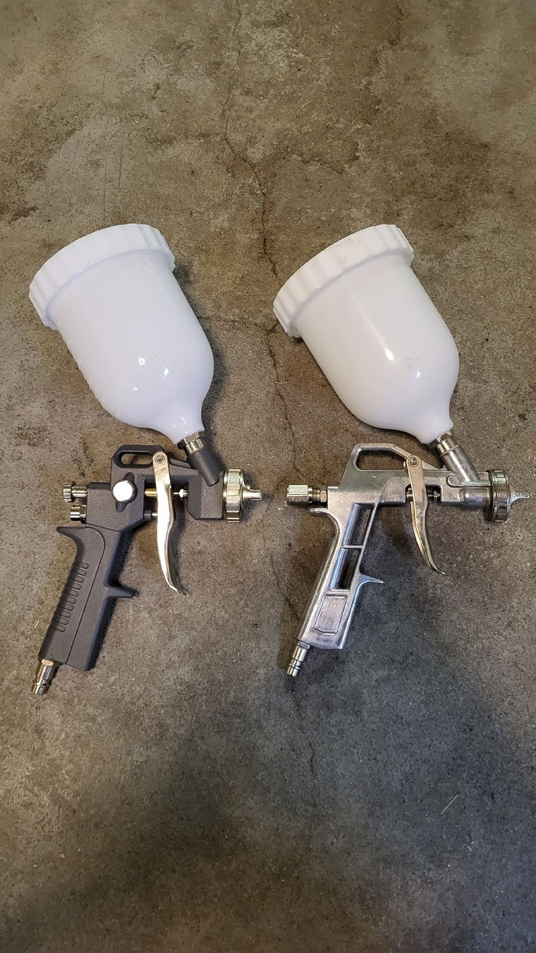 Medizinaltechnik: 2 Lackierpistolen mit Becher – Gebraucht aus Obergösgen von Tatzelwurm 1