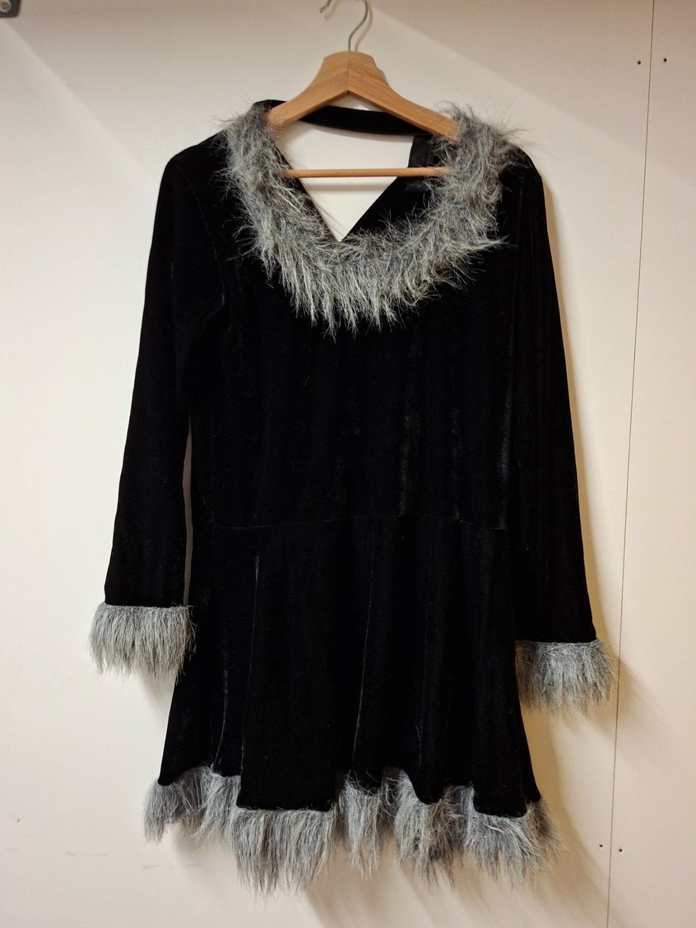 Costumi: Schwarzes Samtkleid mit Kunstfell, Grösse ca. 36-38 – Usato da Bäch SZ venduto da nadinek85