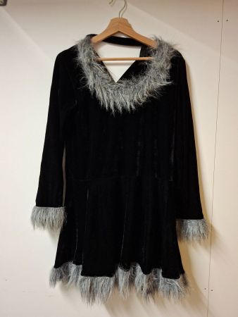 Schwarzes Samtkleid mit Kunstfell, Grösse ca. 36-38