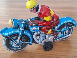 Antikes Blechmotorrad mit Fahrer aus den 50er/60er Jahren.