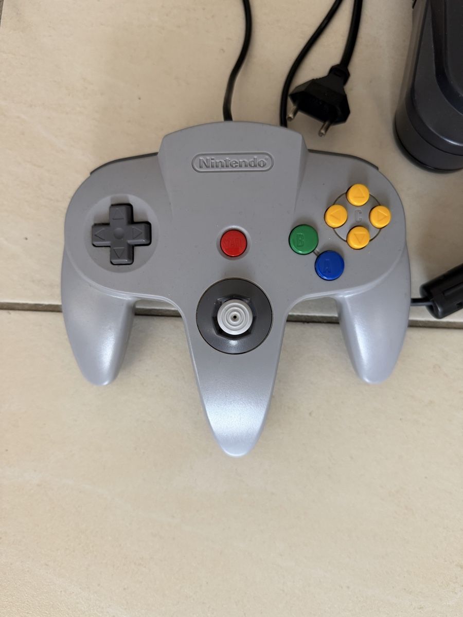 Nintendo Console: Nintendo 64 Konsole mit Controller und 3 Spielen – Usato da Wil SG venduto da xray1a 1