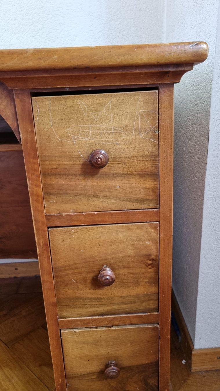 Scrivanie: Joli petit bureau avec tiroir antique – Usato da Romont FR venduto da Sterntale1 1