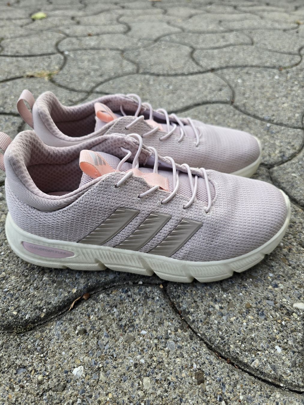 Adidas Damenschuhe: sneaker adidas 39.5 – Gebraucht aus Giswil von Buchs18 1