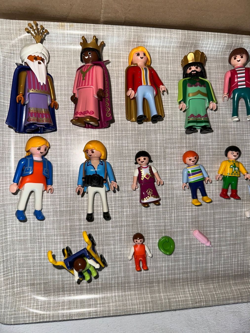 Playmobil Giocattoli: 17 figurines Playmobil – Usato da Ste-Croix venduto da BuffetSC 1