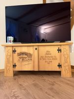 Rustikales Holz-Sideboard / TV-Möbel handverziert – 1989