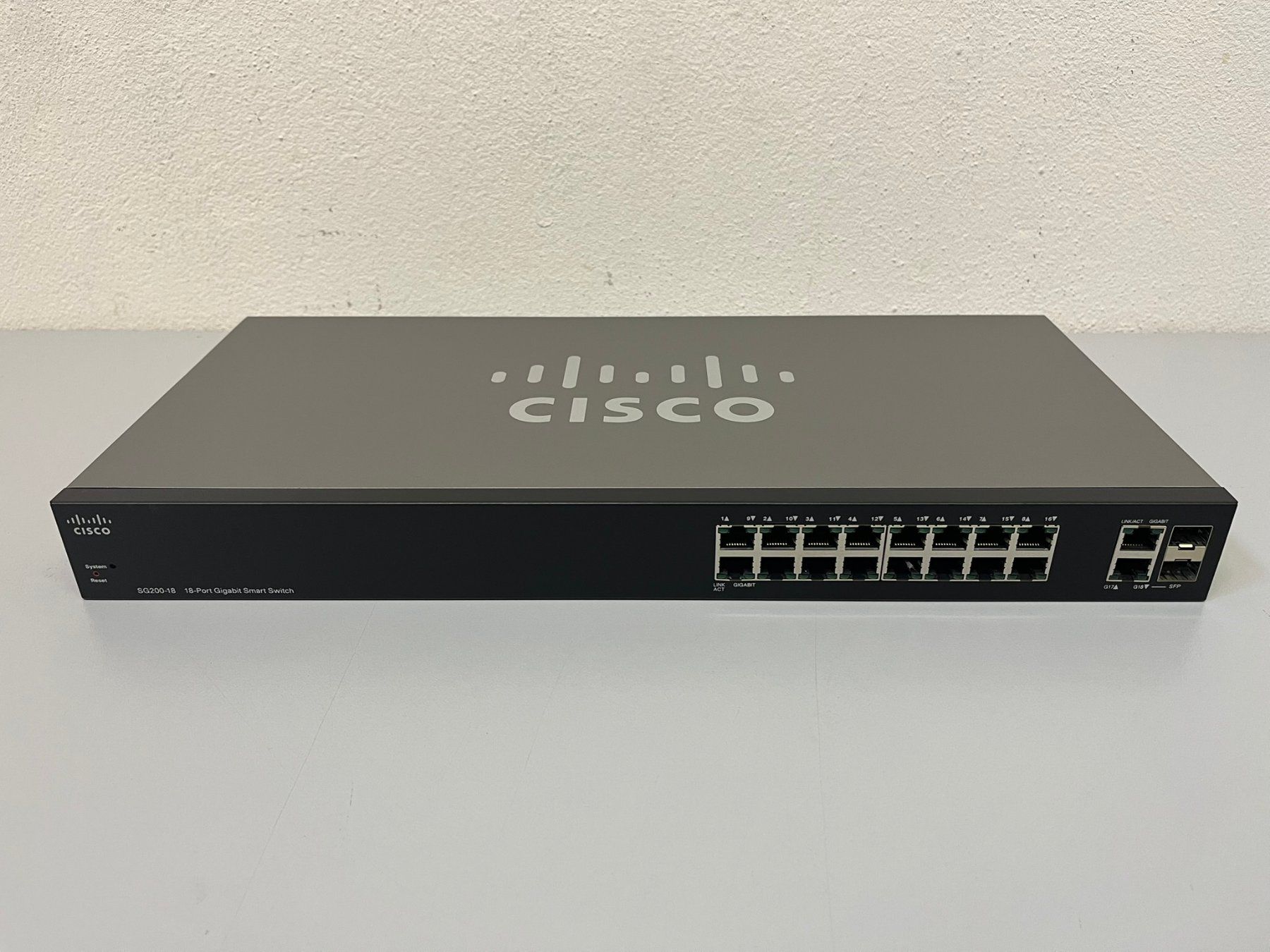Cisco Hub & Switch: Cisco SG200-18 Netzwerk Switch – Usato da Hochdorf venduto da av-electronics 1