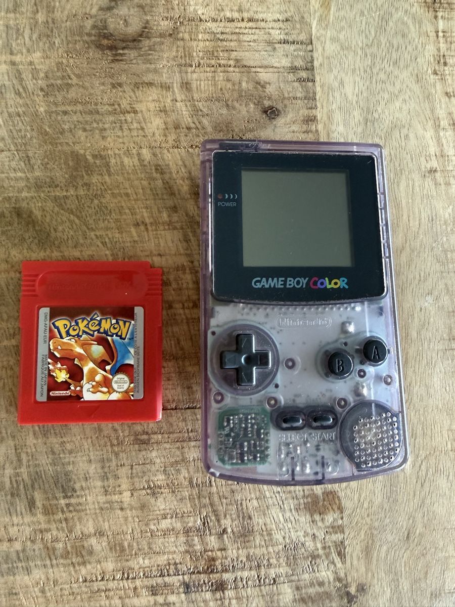 Nintendo Console: Nintendo GameBoy Color mit Pokemon Red – Usato da Gibswil venduto da Oidus