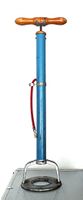 Velopumpe, gross, robust. Aus Metall.