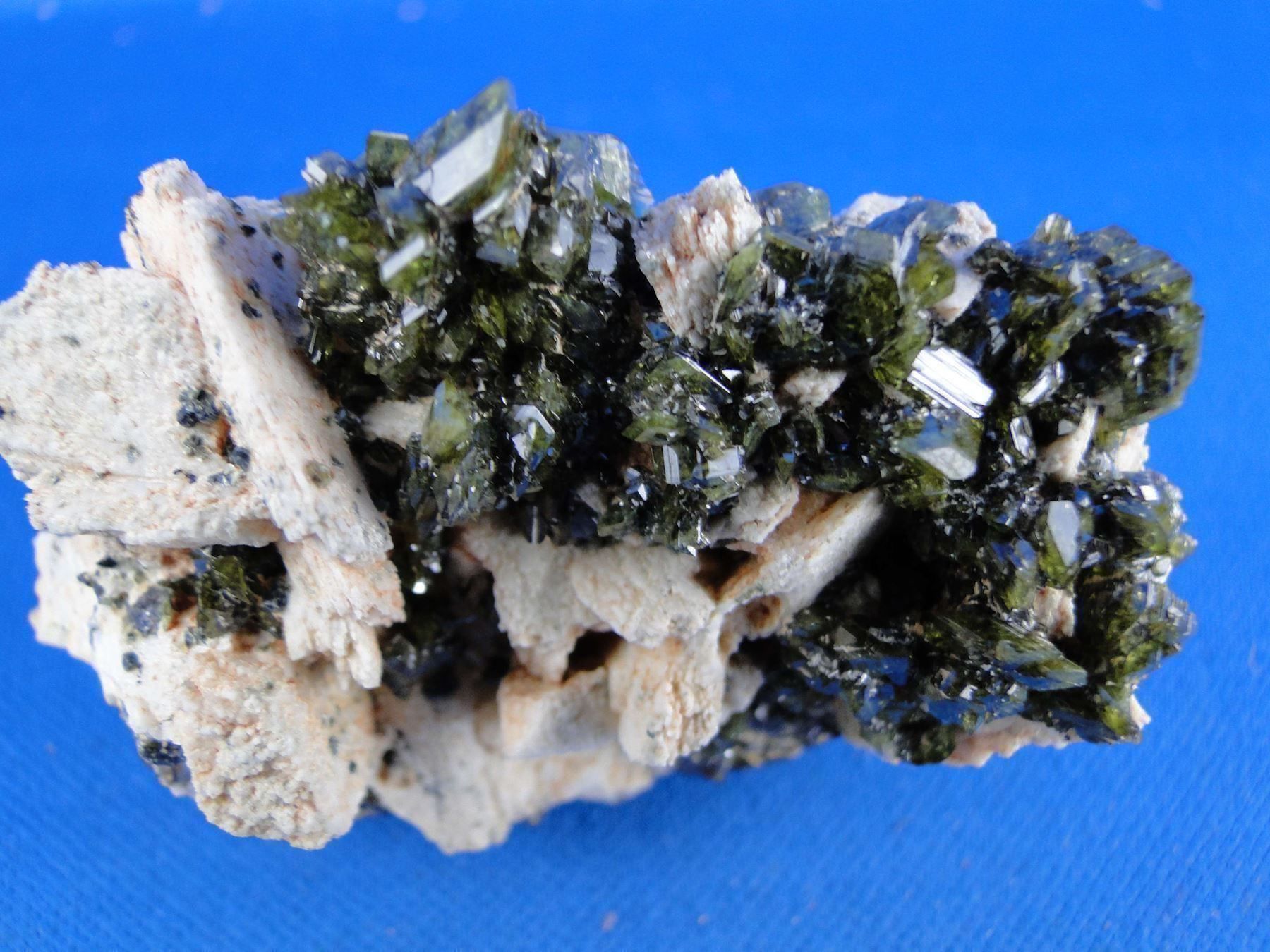 Minerali & Pietre curative: Epidot auf Feldspar – Usato da Schinznach Bad venduto da Demerald 3