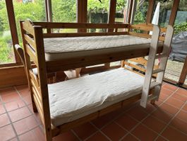 Massives Etagenbett aus Holz inkl. 2 Matratzen