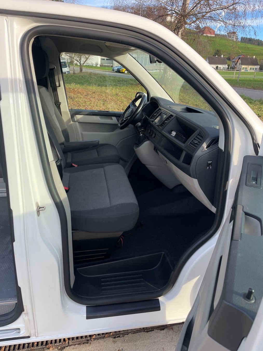 VW Nutzfahrzeuge: Vw T6 Transporter TDI Lang Version – Gebraucht aus Bettwiesen von chili1 3