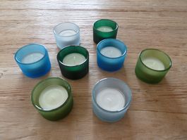 8 farbige Teelichthalter aus Glas, aussen matt
