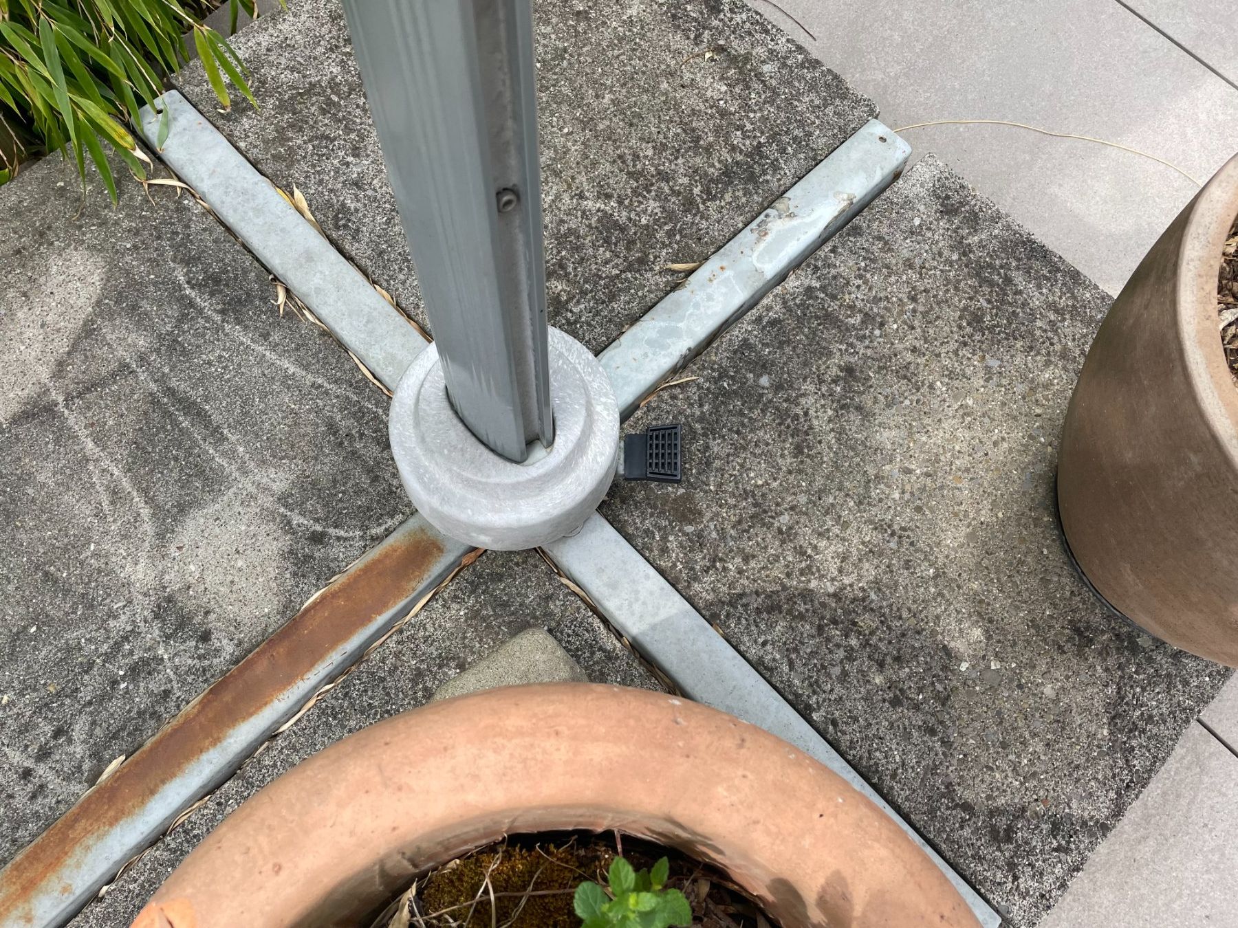 Ombrelloni: grosser stabiler Ampel -  Sonnenschirm – Usato da Niederweningen venduto da mirabet 7