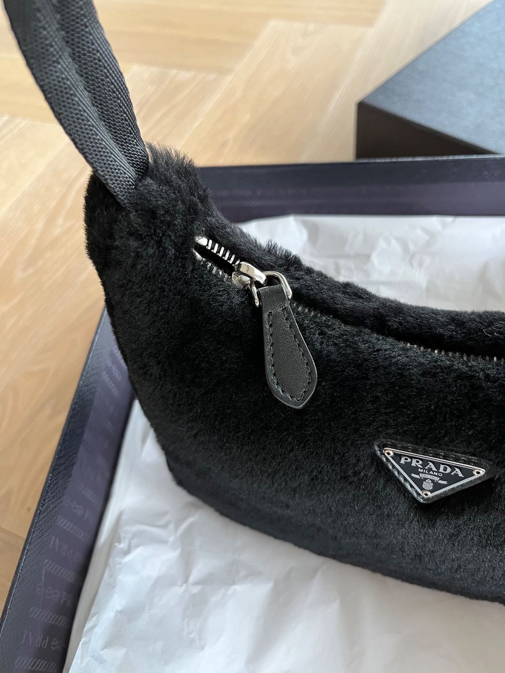 Prada Borse da donna: Prada Re-Edition Bag (shearling schwarz) – Nuovo (secondo la descrizione) da Thalwil venduto da kirakirashop 2