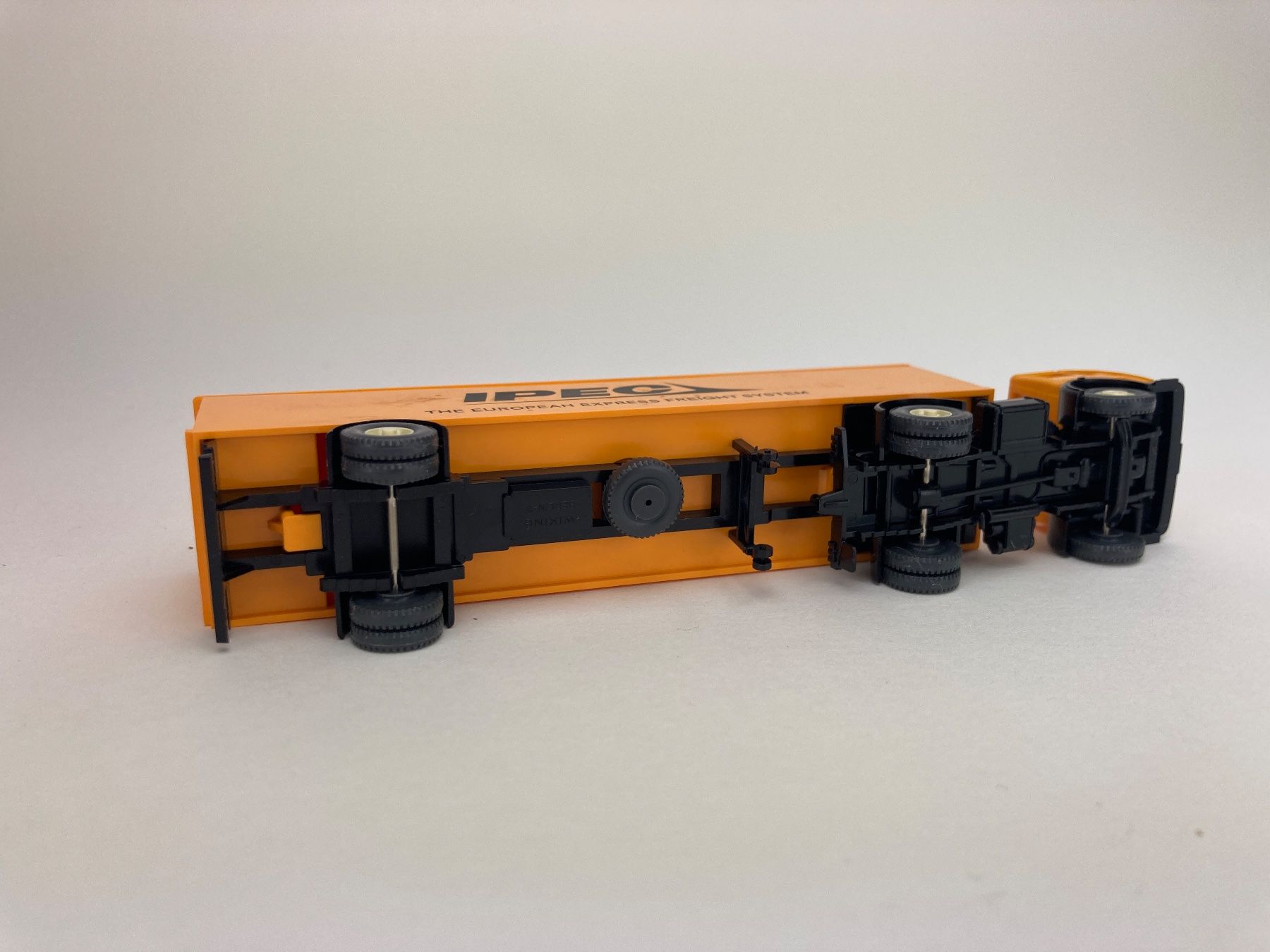 Wiking Modellautos: Mercedes Koffersattelzug IPEC – Gebraucht aus Elm von Wikmtz 1