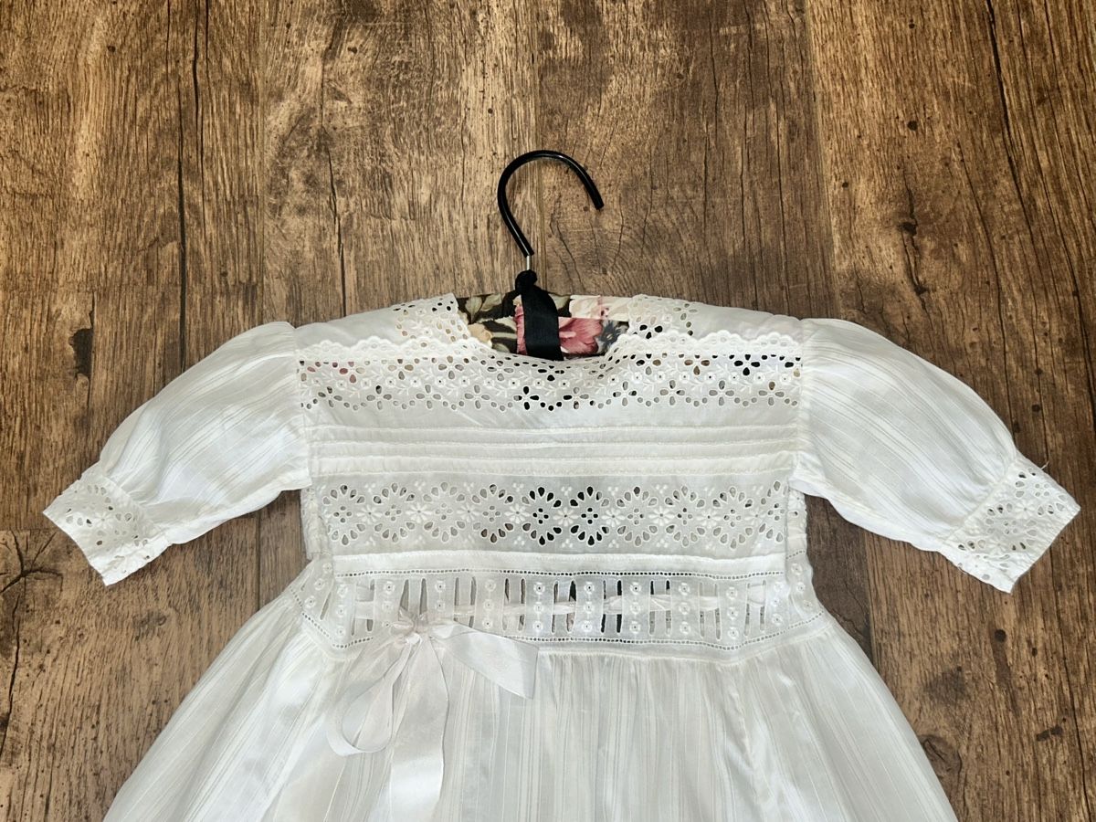Puppen: Antikes Taufkleid mit alter Spitze – Gebraucht aus Düdingen von Reconflo 1