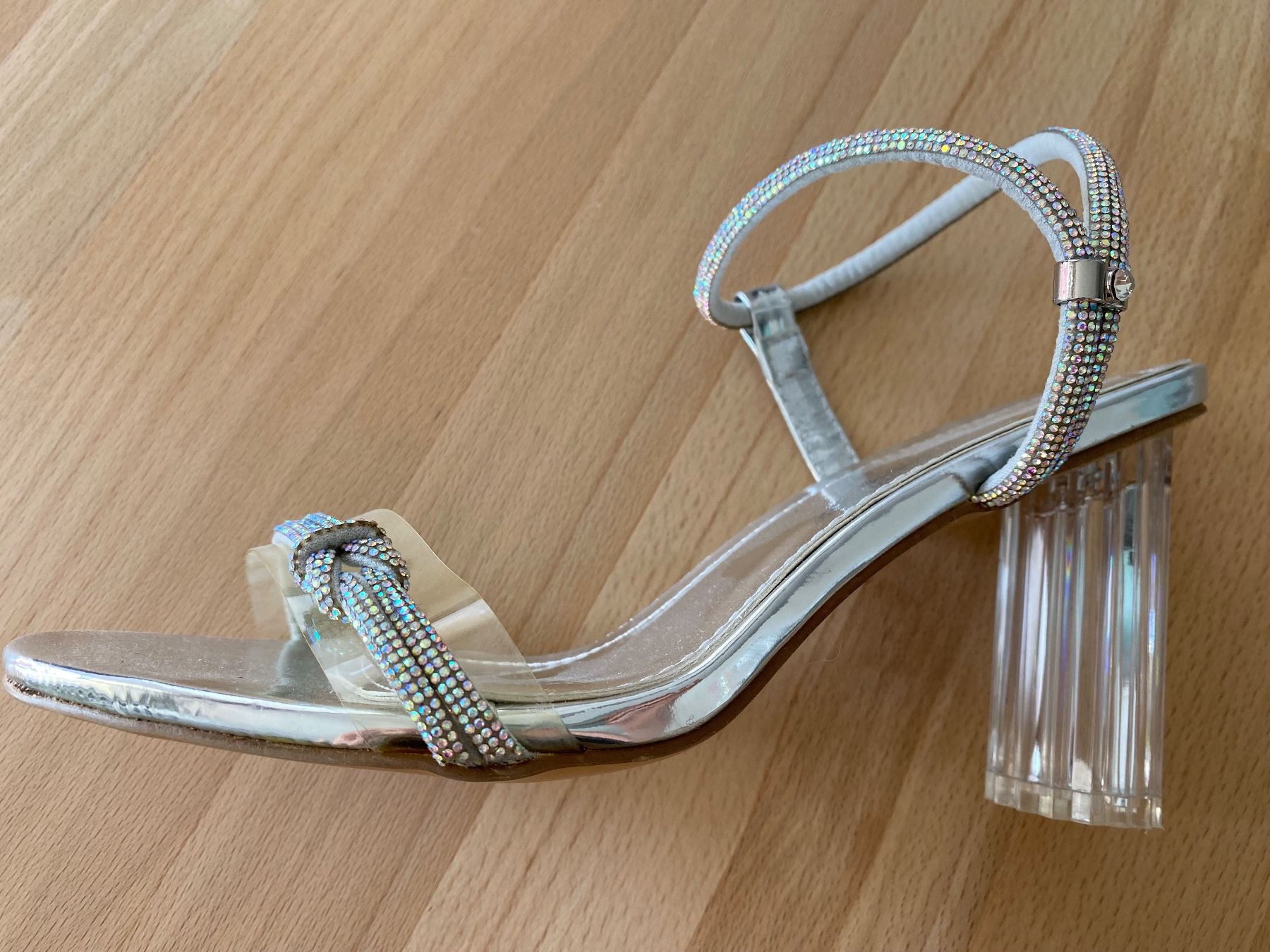 Chaussures femmes: Silberne High Heels mit Strassriemen – D'occasion à Dielsdorf par CecileWe 2