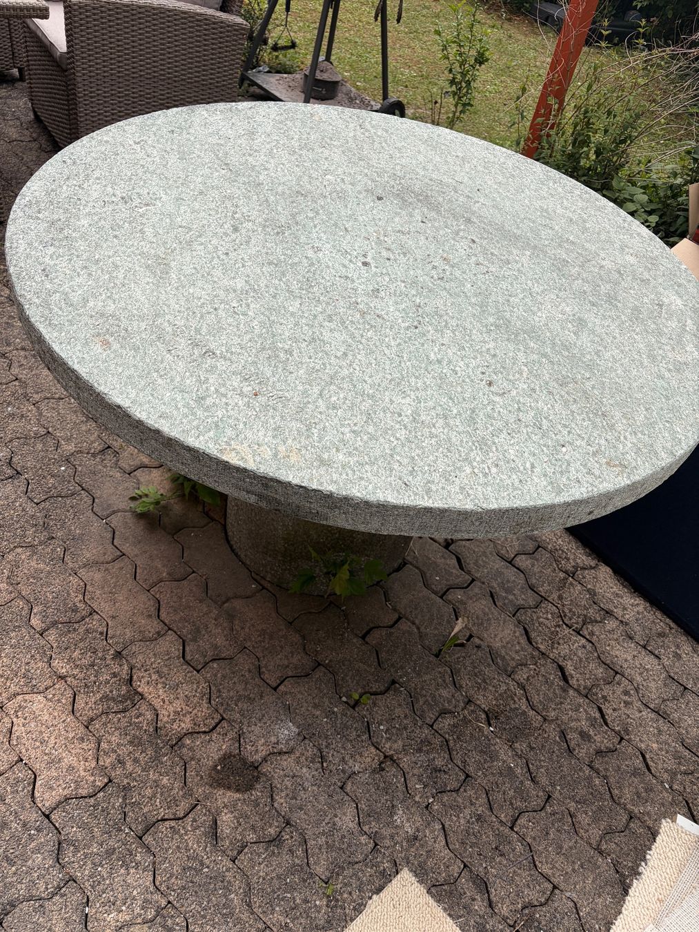 Tische: Gratis!!! Runder Granittisch Gartentisch – Gebraucht aus Bonstetten von Ste_7lbk 1