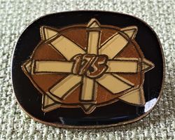 E578 - Kunst Pin  mit Zahl 175
