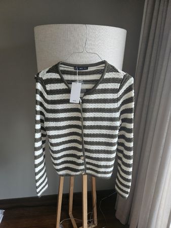 Neuer, ungetragener Cardigan in weiss und khaki.