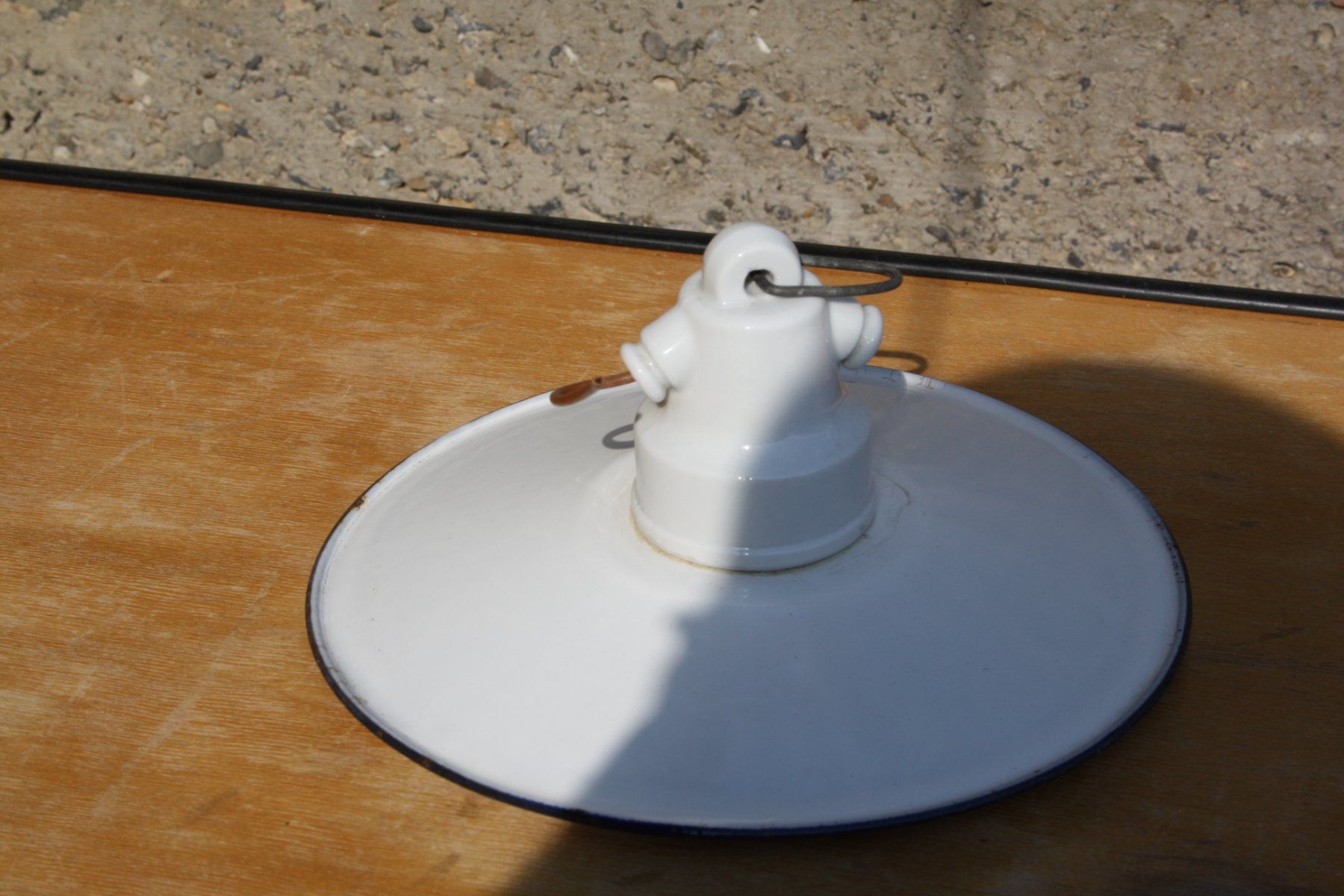 Lampen: ALTE LAMPE MIT EMAILSCHIRM STALLLAMPE ? – Gebraucht aus Wauwil von Pneuedy 3
