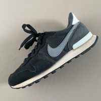 NIKE Sneakers 🖤