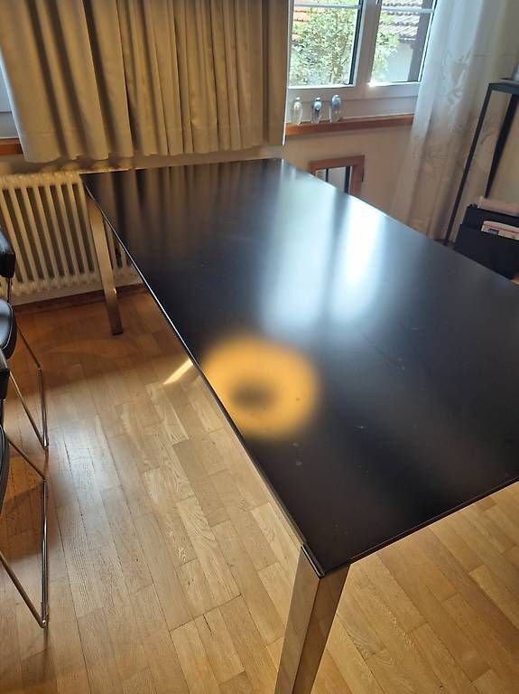 Tables: Esstisch mit schwarzer glatter Oberfläche – D'occasion à Rafz par DaSchi