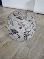 Dekorative Kugel aus Stein mit Muster