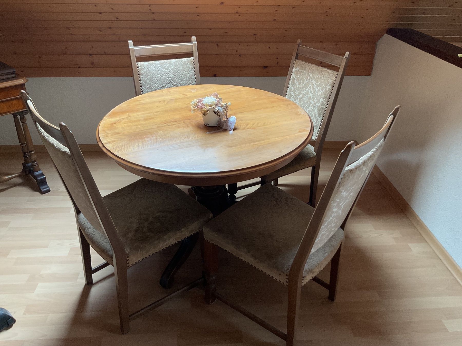 Set di tavolo e panche: Nussbaumholztisch rund – Usato da Solothurn venduto da huesi78