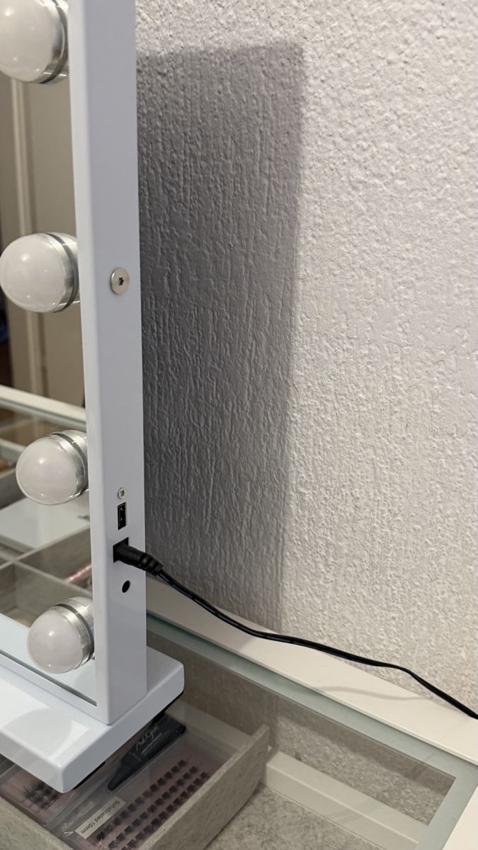 Spiegel: LED VANITY MIRROR WITH USB PORT – Gebraucht aus Embrach von lar_nlf5 1