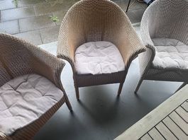 4 Korbsessel ohne Kissen haben ein paar Gebrauchsspuren