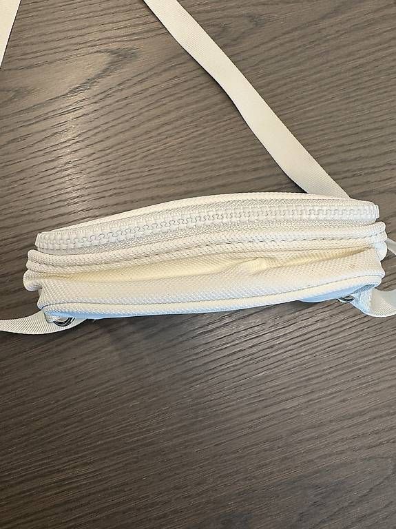 Altro in  Abbigliamento & Accessori: Tracolla Lacoste – Usato da Parpan venduto da pba_x87s 2