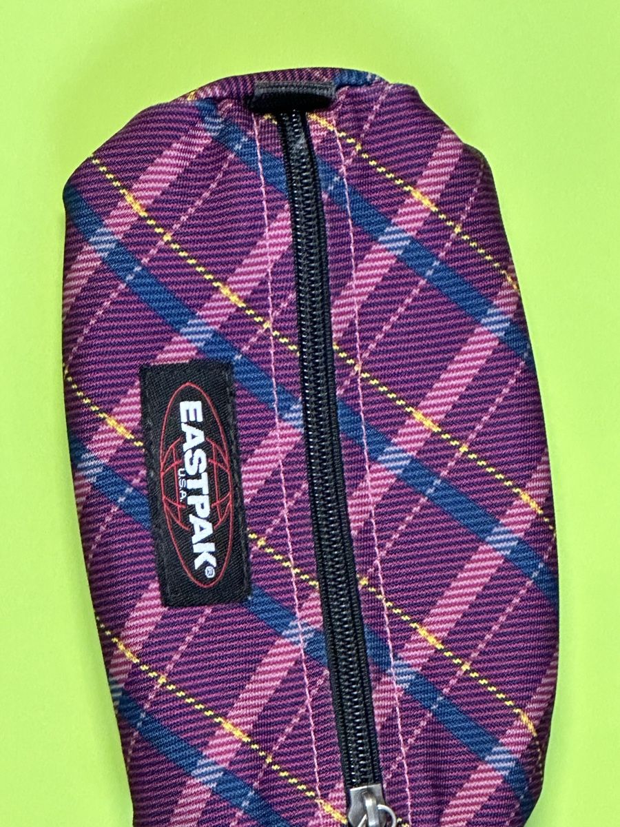 Eastpak Astucci : Astuccio Eastpak scozzese viola, blu e rosa – Usato da Novazzano venduto da my_market_place97