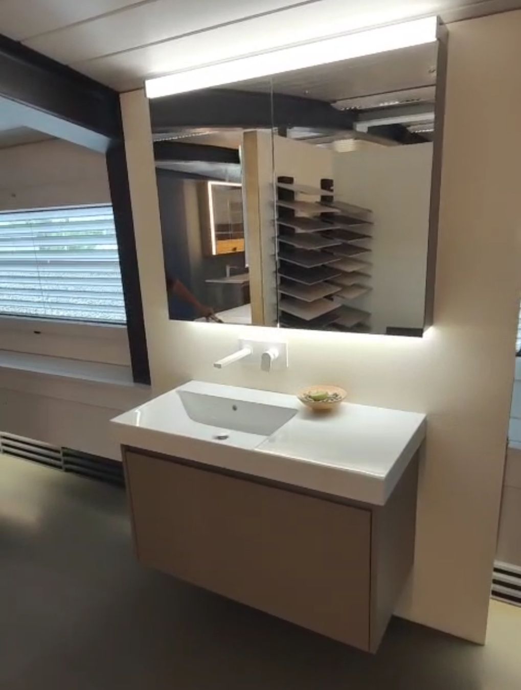 Armadietti a specchio: komplettes Badezimmer Set – Nuovo e nell'imballaggio originale da Zunzgen venduto da Fleksi